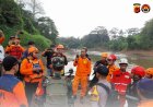 Bhabinkamtibmas Terlibat Langsung Dalam Pencarian Korban Tenggelam di Sungai Cijolang