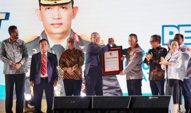 Kapolri Terima Penghargaan Dari Organisasi Buruh Dunia