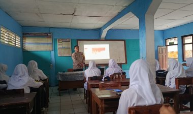 Dukung Giat MPLS, Bhabinkamtibmas Polsek Sukaraja Berikan Pembinaan Kepada Siswa Baru