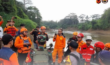 Bhabinkamtibmas Terlibat Langsung Dalam Pencarian Korban Tenggelam di Sungai Cijolang