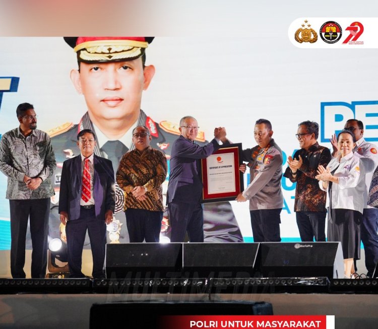 Kapolri Terima Penghargaan Dari Organisasi Buruh Dunia