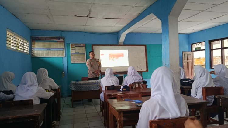 Dukung Giat MPLS, Bhabinkamtibmas Polsek Sukaraja Berikan Pembinaan Kepada Siswa Baru