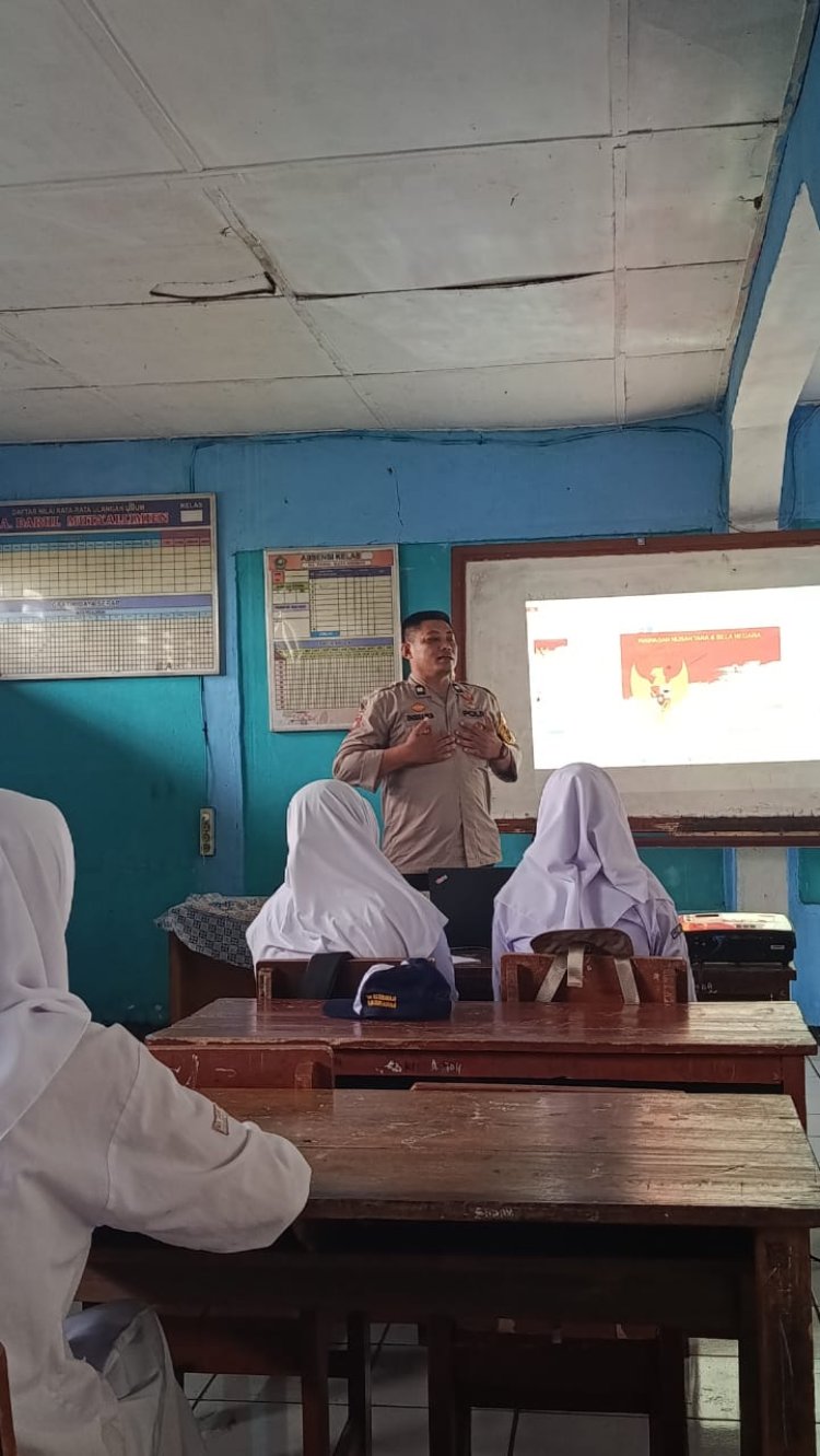 Dukung Giat MPLS, Bhabinkamtibmas Polsek Sukaraja Berikan Pembinaan Kepada Siswa Baru