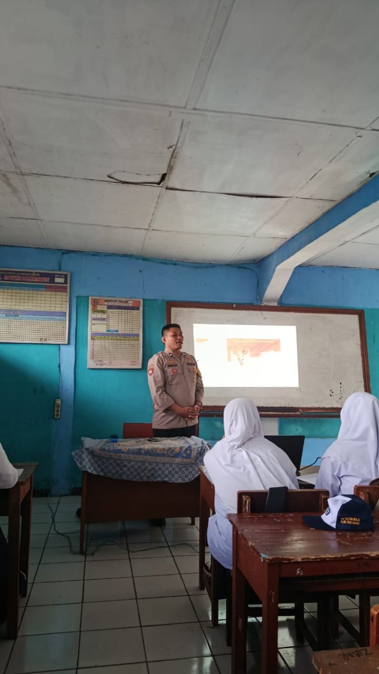 Dukung Giat MPLS, Bhabinkamtibmas Polsek Sukaraja Berikan Pembinaan Kepada Siswa Baru