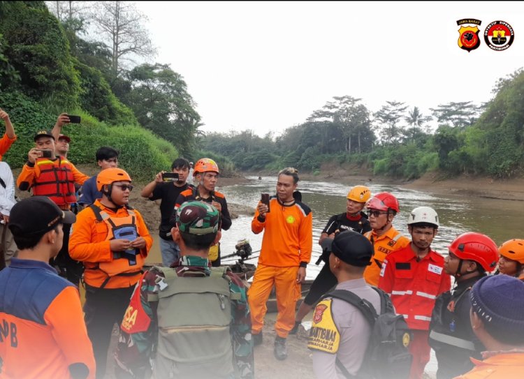 Bhabinkamtibmas Terlibat Langsung Dalam Pencarian Korban Tenggelam di Sungai Cijolang