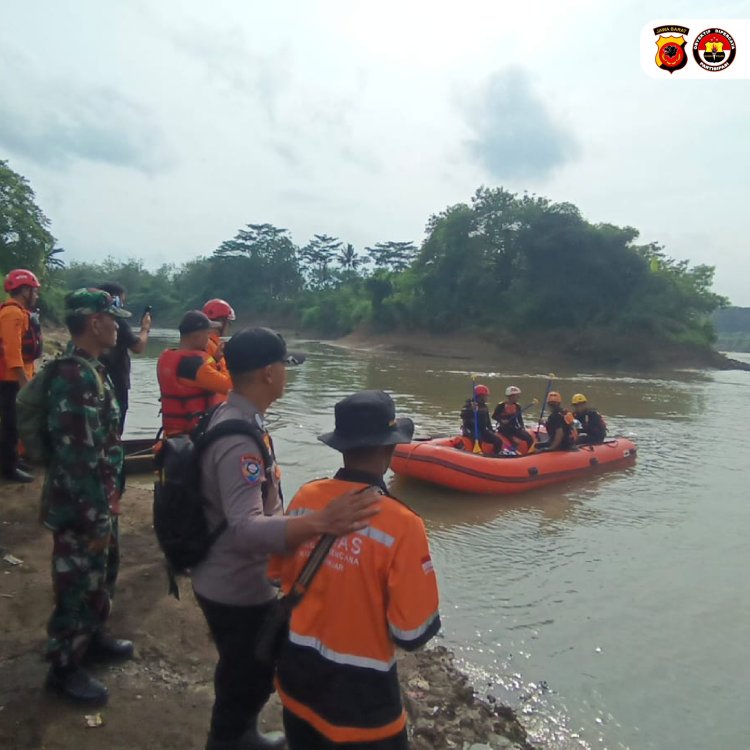 Bhabinkamtibmas Terlibat Langsung Dalam Pencarian Korban Tenggelam di Sungai Cijolang