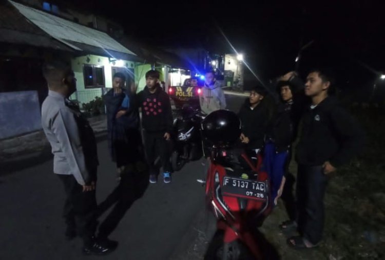 Polsek Kebonpedes Intensifkan Patroli Malam, Berikan Himbauan Kepada Pemuda
