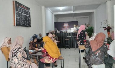 "The Power Of Emak Emak" Mahluk Terkuat dimuka Bumi Saat ini, Lagi Berkiprah di Warkop digital Sawojajar Kota Malang