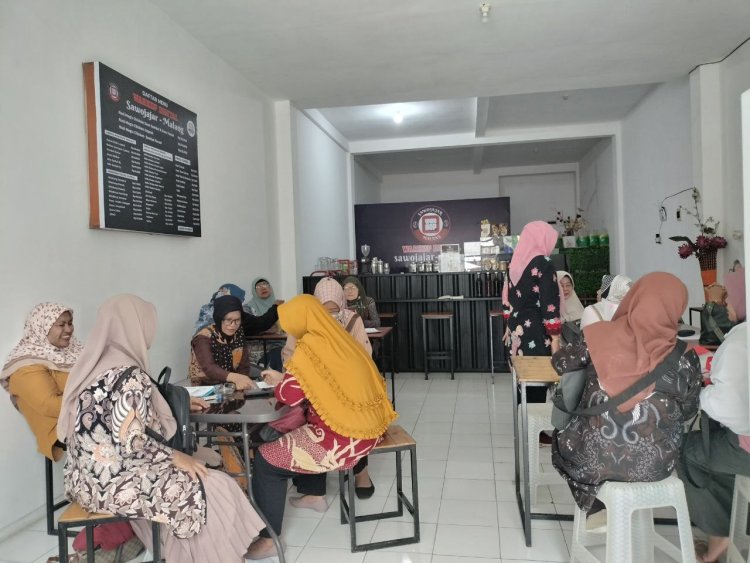 "The Power Of Emak Emak" Mahluk Terkuat dimuka Bumi Saat ini, Lagi Berkiprah di Warkop digital Sawojajar Kota Malang