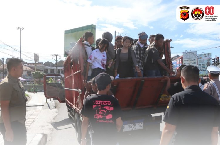 Polresta Cirebon Gelar Penyekatan Jalur Antisipasi Rencana Aksi Unras  ke DPR RI