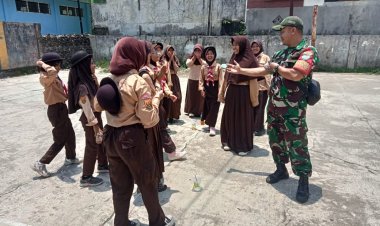 Babinsa Hampiri Siswa Sekolah Dasar yang Sedang Latihan Pramuka