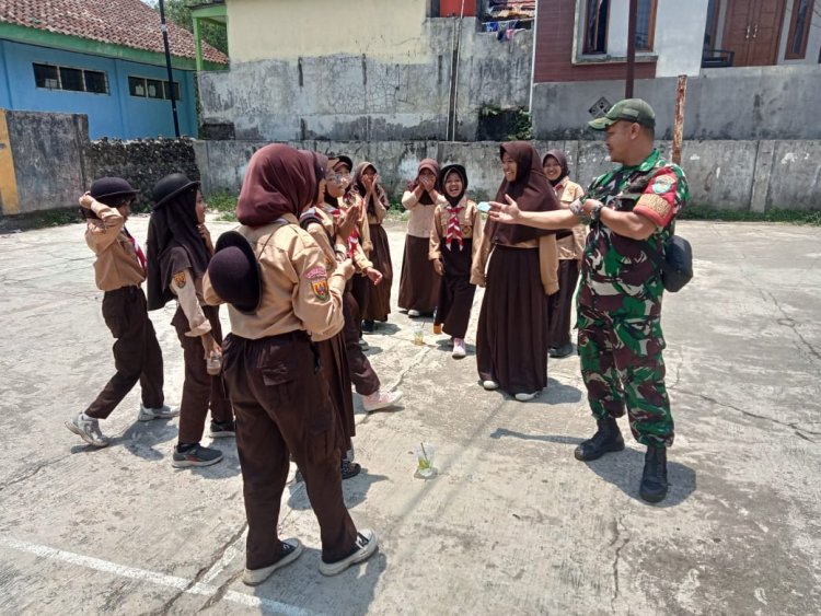 Babinsa Hampiri Siswa Sekolah Dasar yang Sedang Latihan Pramuka