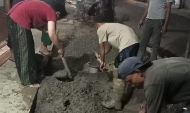 Tak Kenal Lelah, Warga Dusun Cipriangan Kompak Kerja Bakti Perbaiki Jalan di Malam Hari