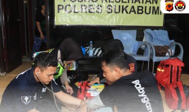 Dokkes Polres Sukabumi Berikan Pelayanan  Di Tengah Korban Bencana Banjir