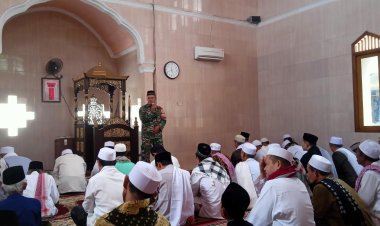 Babinsa Sampaikan Himbauan Kamtibmas Melalui Giat Jumat Keliling di Masjid Al-Idris