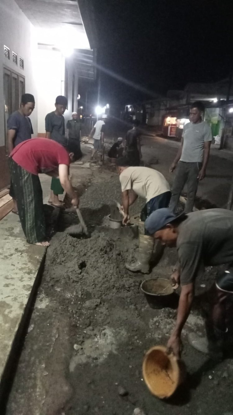 Tak Kenal Lelah, Warga Dusun Cipriangan Kompak Kerja Bakti Perbaiki Jalan di Malam Hari