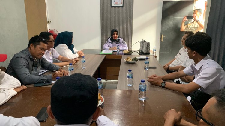 Camat Sukalarang Laksanakan Pembinaan ke Kantor Desa Semplak