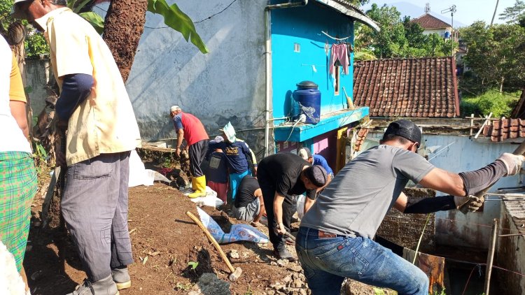 Warga Dusun Kabandungan Kompak Kerja Bakti Perbaiki TPT Jalan yang Ambruk