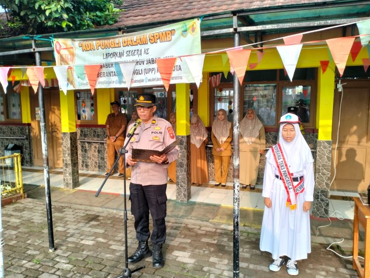 Panit Binmas Polsek Warudoyong Pimpin Upacara Bendera Di Sekolah