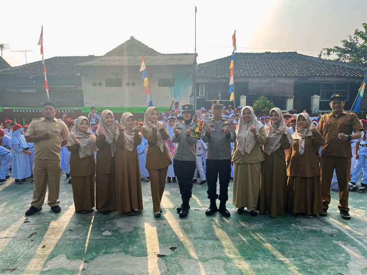 Panit Binmas Polsek Warudoyong Pimpin Upacara Bendera Di Sekolah