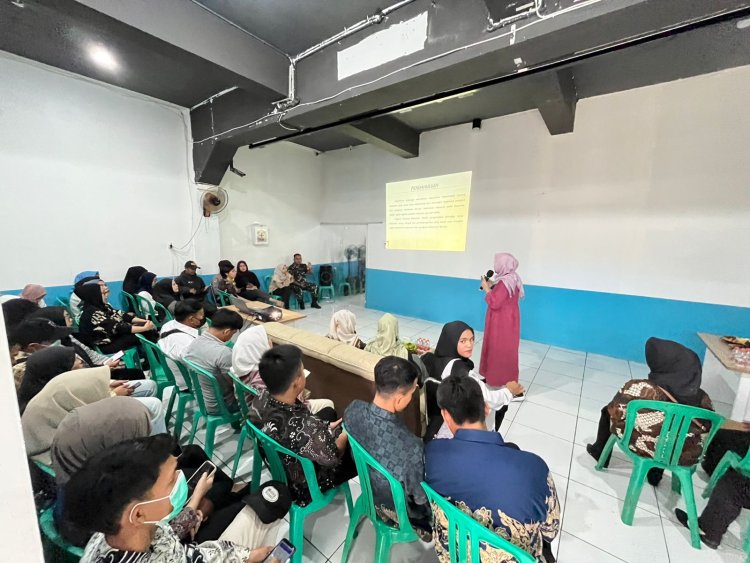 Bhabinkamtibmas Dampingi Relawan,Giat Pelatihan Penjamah Makanan SPPG Warudoyong