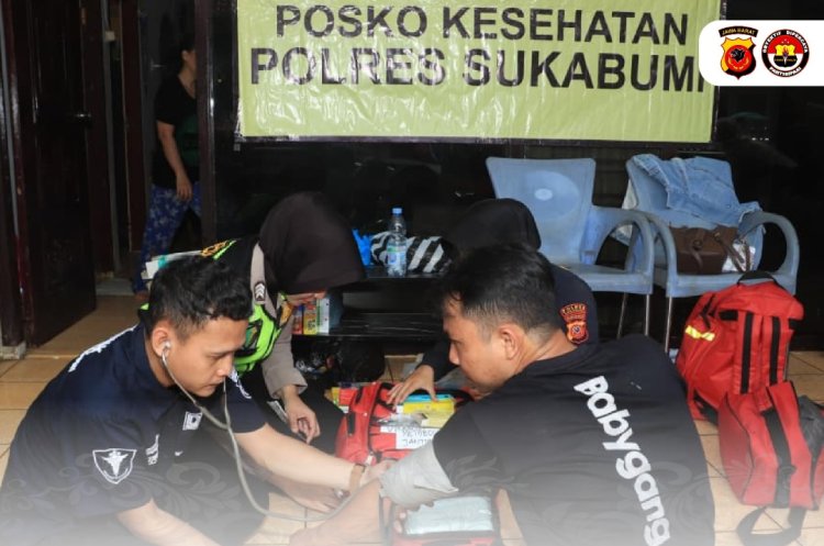Dokkes Polres Sukabumi Berikan Pelayanan  Di Tengah Korban Bencana Banjir