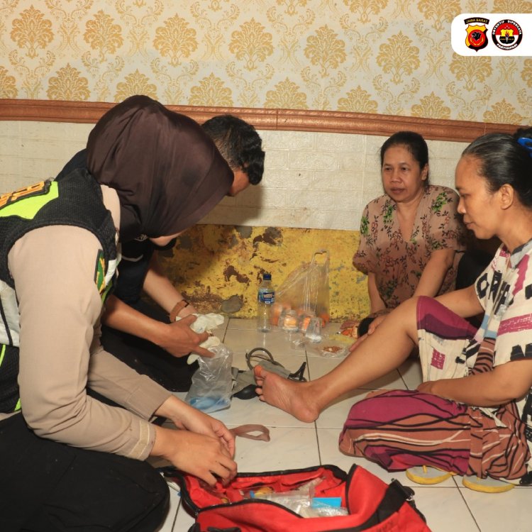 Dokkes Polres Sukabumi Berikan Pelayanan  Di Tengah Korban Bencana Banjir