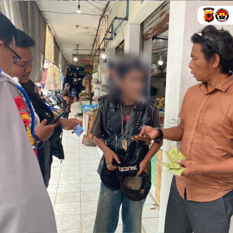 Kolaborasi TNI -Polri Di Sumedang , Amankan Pria Membawa Bubuk Kratom  Dan Gelang Selongsong Peluru