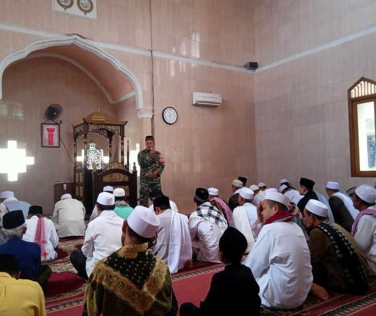 Babinsa Sampaikan Himbauan Kamtibmas Melalui Giat Jumat Keliling di Masjid Al-Idris