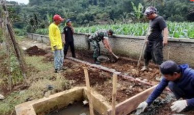 Babinsa Bersama Masyarakat Desa Binaan Laksanakan Kerja Bakti Pengecoran Jalan