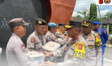 Kapolda Jabar Berikan Hadiah Umroh Kepada Personil Di Tengah Kunjungannya Ke Polres Banjar