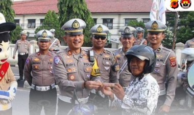 Sambut Hari Guru Nasional, Sat Lantas Polres Majalengka Bagikan Coklat  Dan Helm Dalam Ops Zebra  2025