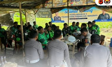 Polres Indramayu Gandeng  Komunitas Ojol Sosialisasikan Tertib Berlalulintas Dalam Operasi Zebra 2025