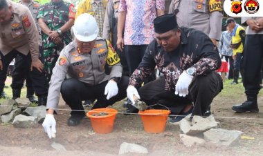 Kapolres Subang Lakukan Peletakan Batu Pertama Program Rutilahu Untuk Warga