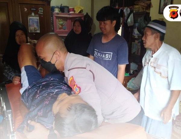 Sigap Dan Peduli,Sidokkes Polres Banjar Antar  Lansia  Ke Rumah Sakit