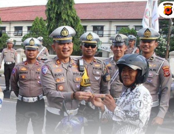 Sambut Hari Guru Nasional, Sat Lantas Polres Majalengka Bagikan Coklat  Dan Helm Dalam Ops Zebra  2025