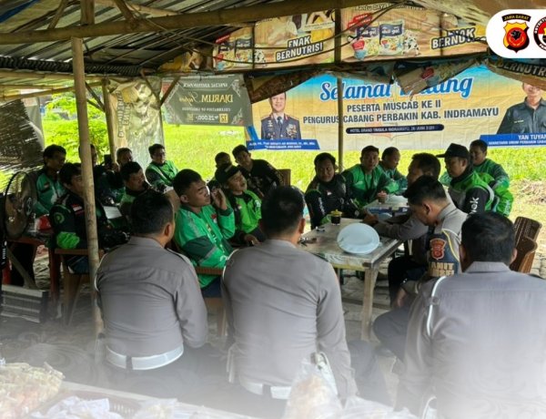 Polres Indramayu Gandeng  Komunitas Ojol Sosialisasikan Tertib Berlalulintas Dalam Operasi Zebra 2025