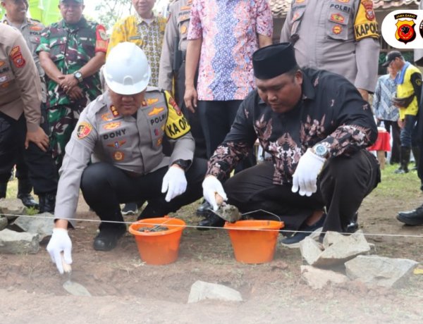 Kapolres Subang Lakukan Peletakan Batu Pertama Program Rutilahu Untuk Warga