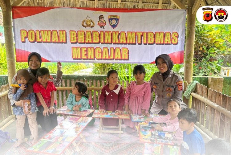 Humanis, Polwan Polres Ciamis Turun Mengajar Pendidikan  Ke Anak Di Desa Binaannya