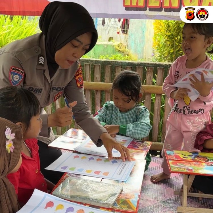 Humanis, Polwan Polres Ciamis Turun Mengajar Pendidikan  Ke Anak Di Desa Binaannya