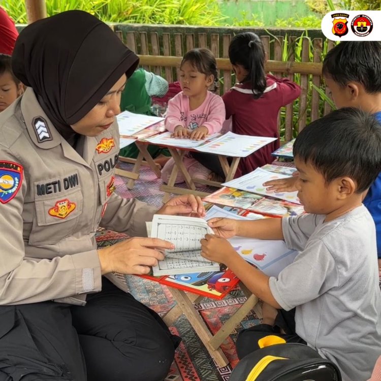 Humanis, Polwan Polres Ciamis Turun Mengajar Pendidikan  Ke Anak Di Desa Binaannya