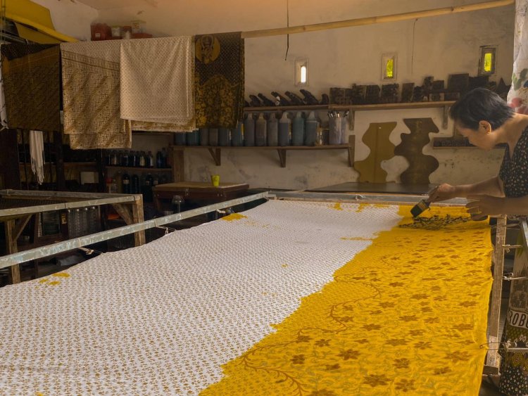 Batik Ganjar Angkat Kearifan Lokal Lewat Sentuhan Tangan Ibu Sumiati
