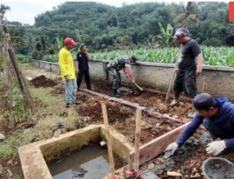 Babinsa Bersama Masyarakat Desa Binaan Laksanakan Kerja Bakti Pengecoran Jalan