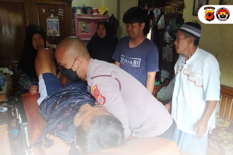 Sigap Dan Peduli,Sidokkes Polres Banjar Antar  Lansia  Ke Rumah Sakit