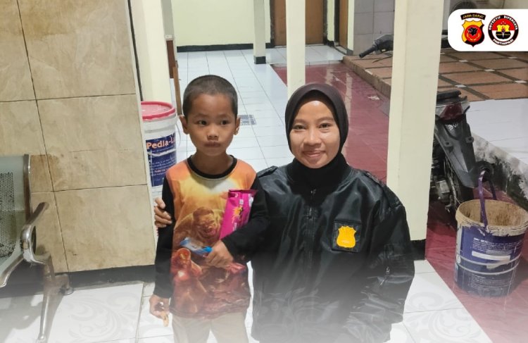 Polwan Polres Bogor Temukan Dan Kembalikan Anak Hilang Kepada Orang Tuanya
