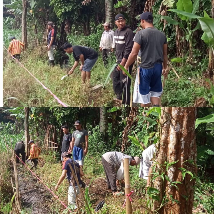 Kepala Dusun Cipriangan Laksanakan Kerja Bakti Bersihkan Jalan Menuju Pemakaman Umum