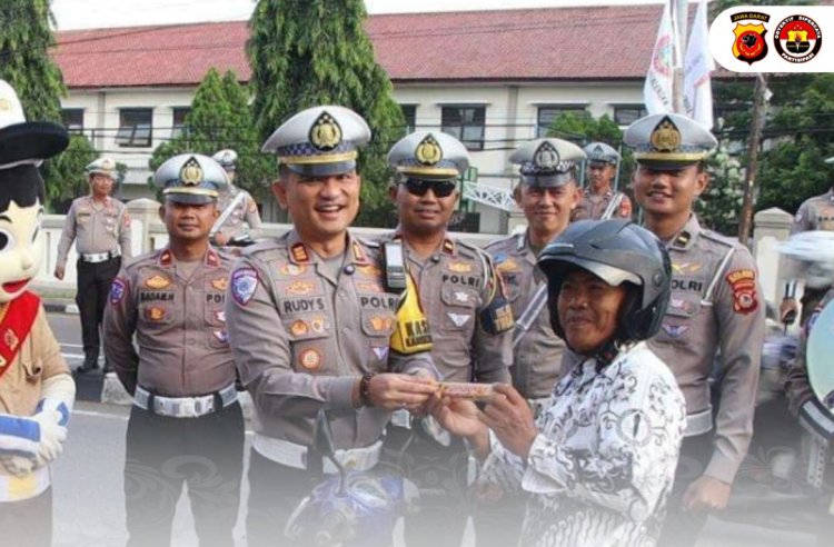 Sambut Hari Guru Nasional, Sat Lantas Polres Majalengka Bagikan Coklat  Dan Helm Dalam Ops Zebra  2025