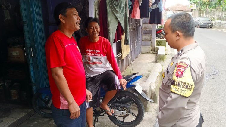 Pererat Silaturahmi Dengan Warga, Bhabinkamtibmas Polsek Cikole Sambangi Tokoh Masyarakat