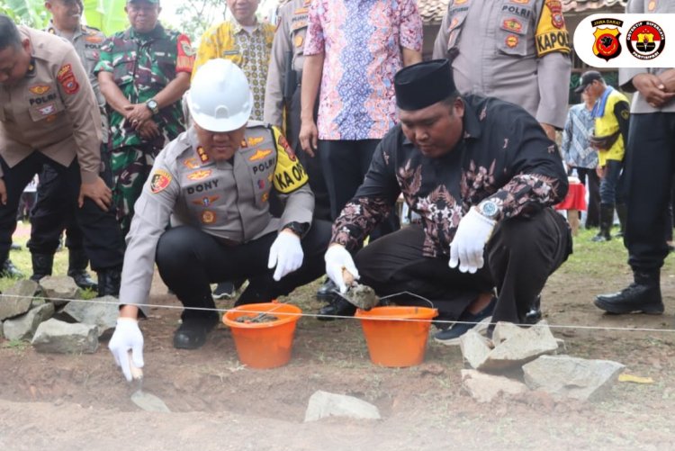 Kapolres Subang Lakukan Peletakan Batu Pertama Program Rutilahu Untuk Warga
