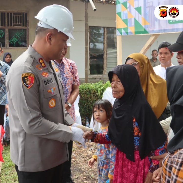 Kapolres Subang Lakukan Peletakan Batu Pertama Program Rutilahu Untuk Warga